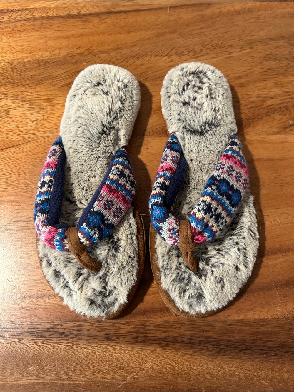 Women’s Size 7-8 Dearfoams Fuzzy Flip Flops Thong Flat Sandals